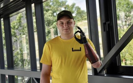 Водит мотоцикл на двух протезах: боец, потерявший на войне ногу и руку, продолжает жить на полную