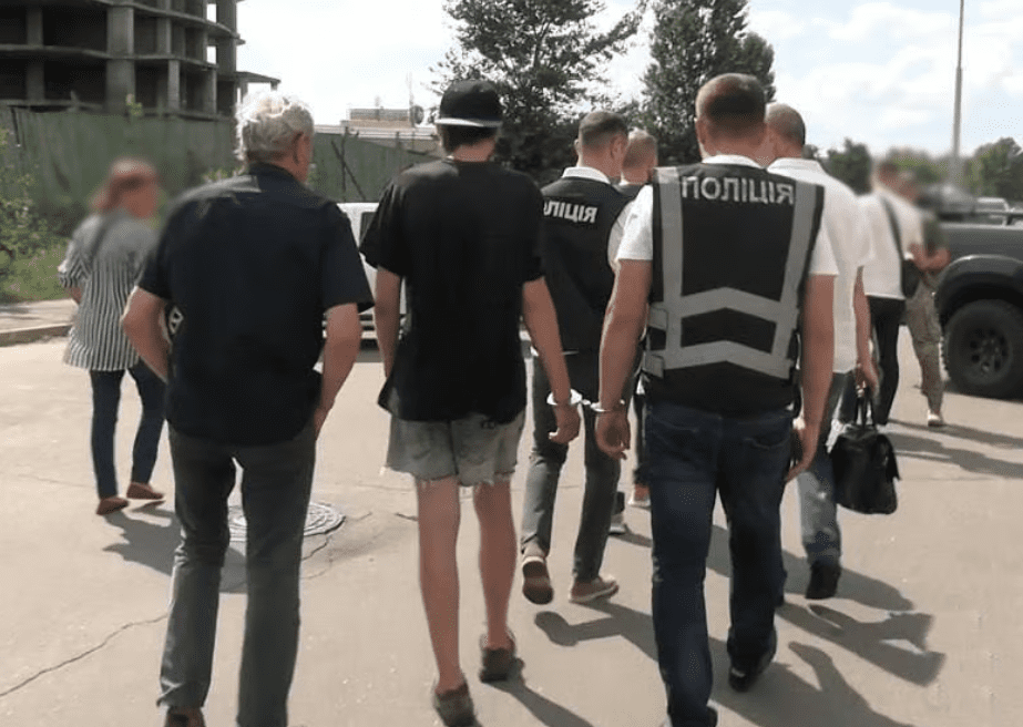 Полиция задержала мужчину, который сжег в Киеве 12 военных автомобилей