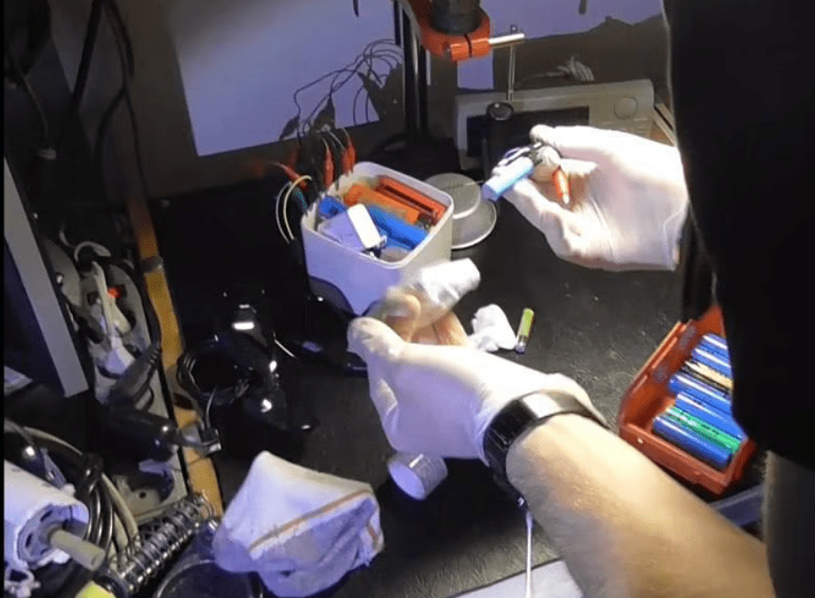 Полиция задержала мужчину, который сжег в Киеве 12 военных автомобилей