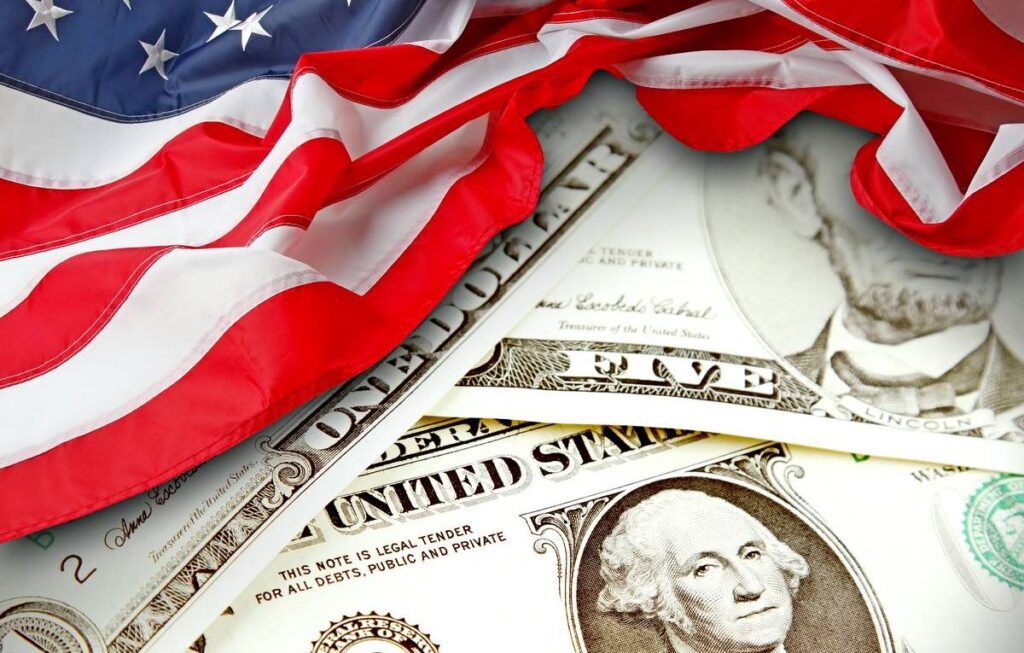 доллары и флаг США