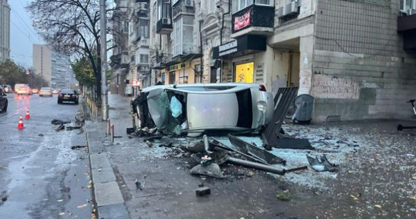 В Киеве авто влетело в остановку с людьми: есть травмированные0