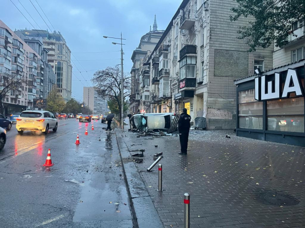 В Киеве авто влетело в остановку с людьми: есть травмированные1