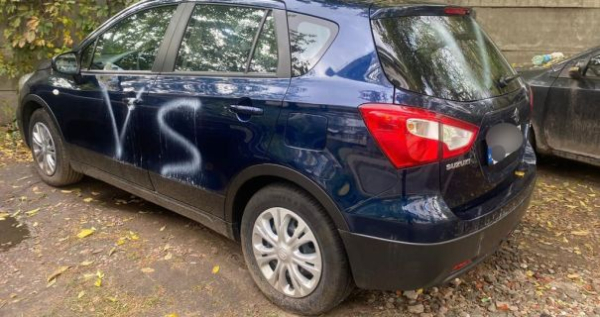 В Киеве двое мужчин из-за обиды на соседа повредили восемь припаркованных авто0