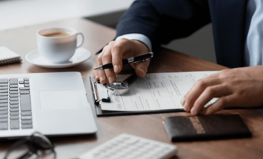 Зеленский подписал закон о возвращении декларирования