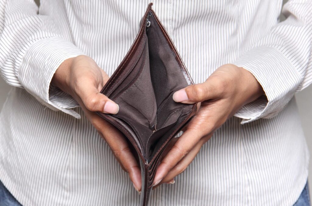 Объемы снятия наличных с украинских карт за рубежом упали в 4 раза