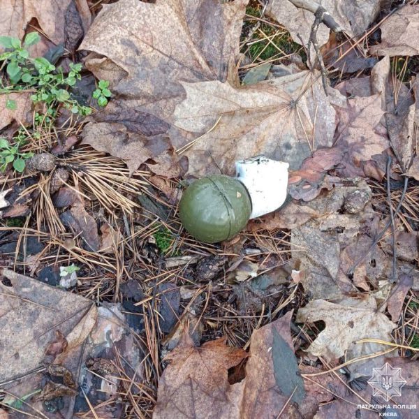 Прохожие в Киеве обнаружили два взрывоопасных предмета1