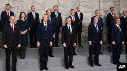 Госсекретарь США Энтони Блинкен (на переднем плане в центре), глава МИД Великобритании Дэвид Кэмерон (второй справа на переднем плане) и генеральный секретарь НАТО Йенс Столтенберг (второй слева на переднем плане) во время министерской встречи НАТО. Брюссель. 28 ноября 2023 г.