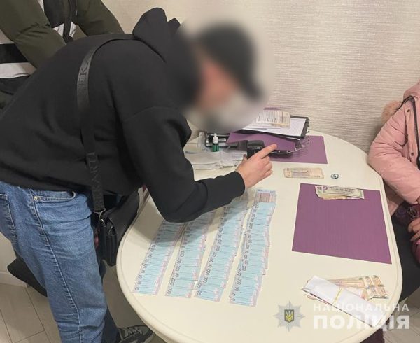 В Киеве чиновник коммунального предприятия требовал взятку в полмиллиона3