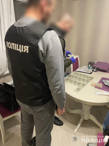 В Киеве чиновник коммунального предприятия требовал взятку в полмиллиона4