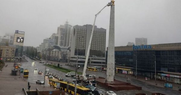 В Киеве демонтируют советскую звезду с обелиска на Галицкой площади0