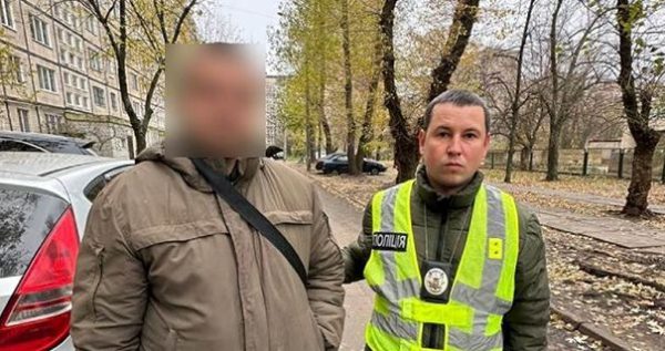 В Киеве мужчина обругал и облил пивом женщину с ребенком из-за украинского языка0