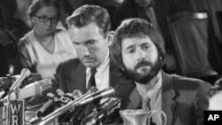 Фрэнк Серпико: «Когда с фонарем входишь в темную комнату, тараканы разбегаются»2