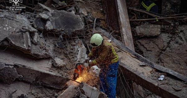 В Киеве растет количество погибших в результате ракетного удара - из-под завалов достали еще два тела0