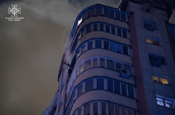 В Киеве во время пожара в многоэтажке погиб мужчина, он выпрыгнул из окна3