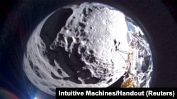 Лунный модуль «Одиссей» упал на бок, но «жив и здоров»0