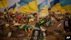 Фотография украинского военнослужащего на его могиле в Аллее Славы кладбища в Харькове, Украина, 24 февраля 2023 года.