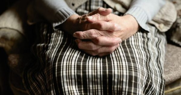 В Киеве мужчина пришел к 83-летней соседке, которая просила о помощи, и задушил ее0