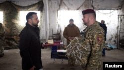 Президент Украины Владимир Зеленский вручает боевую награду военнослужащему. Харьковская область, 19 февраля 2024 г.