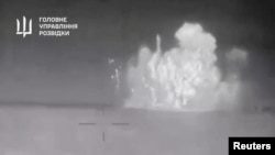 Фрагмент видеозаписи удара украинского беспилотника по российскому военному кораблю «Сергей Котов». Видеозапись распространена МО Украины 5 марта 2024 г.