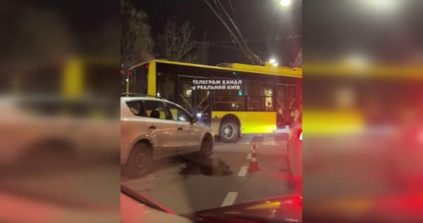 В Киеве произошло масштабное ДТП с участием троллейбуса0