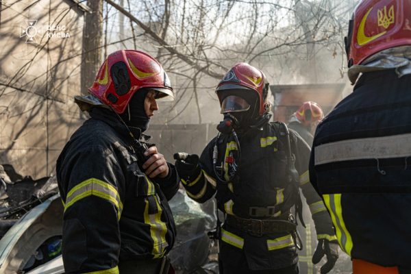 В Киеве вспыхнул пожар на СТО: дотла сгорела Tesla2