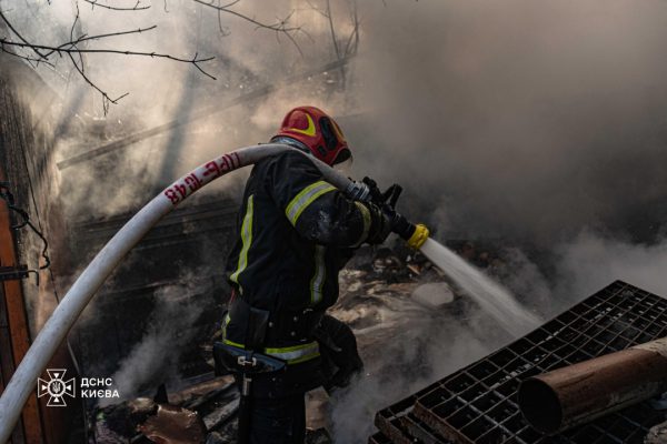 В Киеве вспыхнул пожар на СТО: дотла сгорела Tesla1