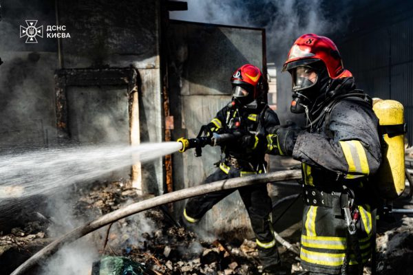 В Киеве вспыхнул пожар на СТО: дотла сгорела Tesla3