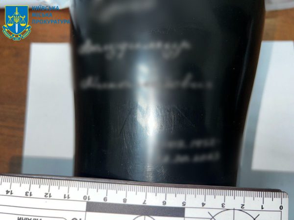 Сотрудник ритуальной службы в Киеве выбросил на пустыре 20 урн с прахом умерших3