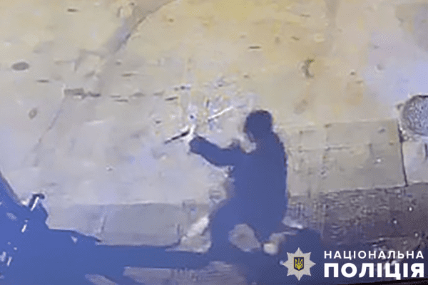 В Киеве мужчина жестоко избил металлической палкой охранника супермаркета1