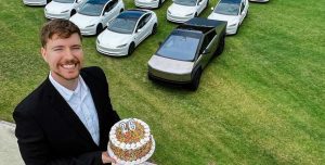 Американский блогер бесплатно раздаст 26 электромобилей Tesla (фото)