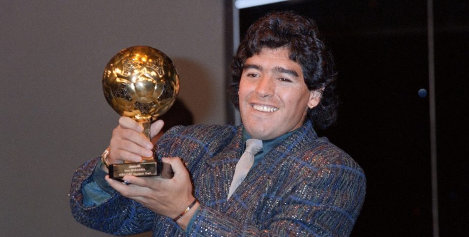 Будет стоить миллионы: таинственно пропавший "Золотой мяч" Диего Марадоны продадут на аукционе