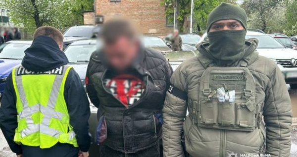 Полицейские задержали в Киеве мужчину с четырьмя ведрами каннабиса