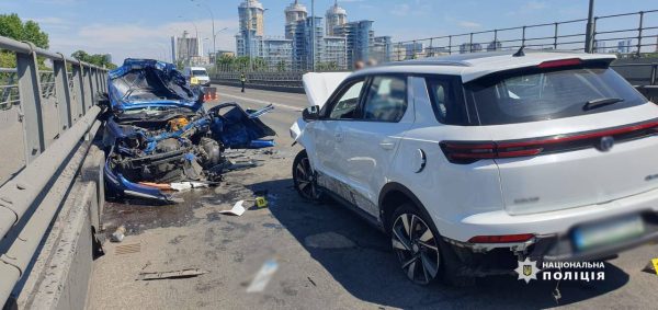 В Киеве в жуткой аварии погибла полуторагодовалая девочка, а беременная женщина и мужчина - в тяжелом состоянии2