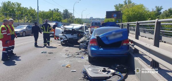 В Киеве в жуткой аварии погибла полуторагодовалая девочка, а беременная женщина и мужчина - в тяжелом состоянии3