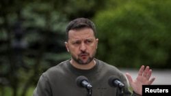 Зеленский сообщил об интенсивных боях в Харьковской и Донецкой областях