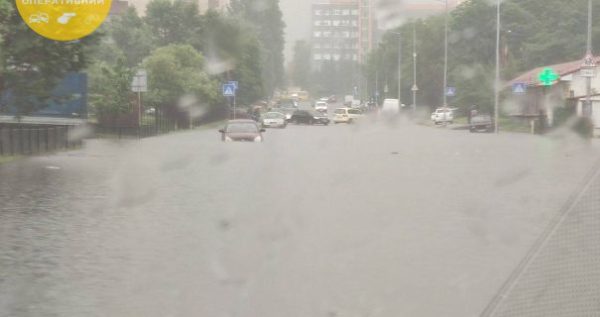 В Киеве из-за непогоды подтопило улицы0