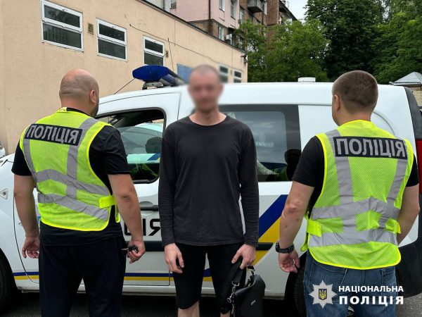 В Киеве разыскали мужчину, который ночью во время воздушной тревоги запустил фейерверки1