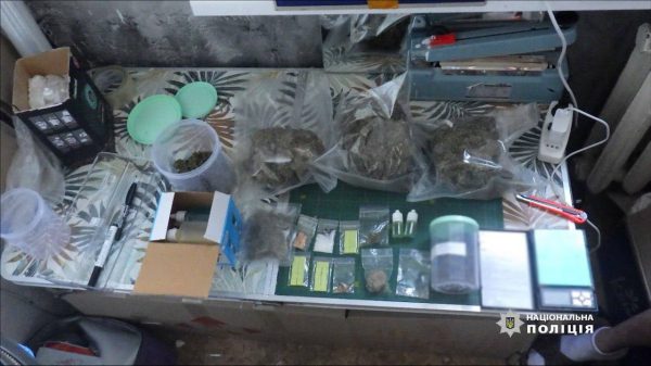 В Киеве задержали мужчину, который рассылал по почте наркотики под видом печенья5