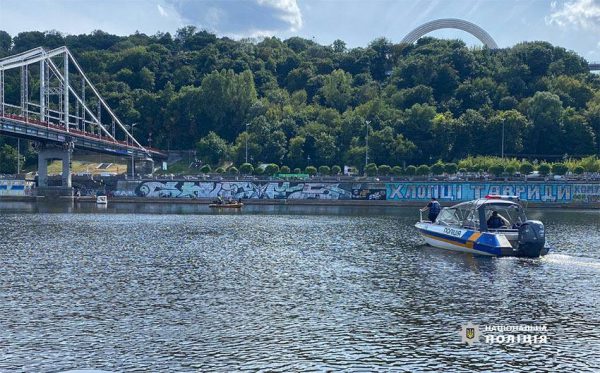 Продолжаются поиски человека, который сорвался в Днепр с аттракциона-спуска в Киеве3