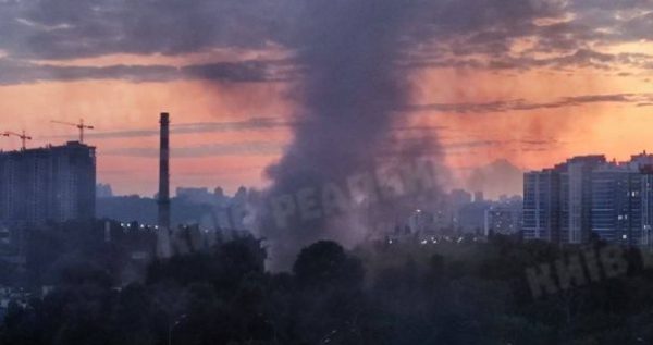 В Киеве на Позняках горит супермаркет0