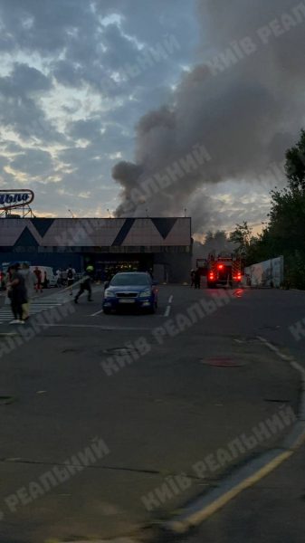 В Киеве на Позняках горит супермаркет2