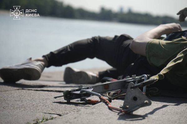 В Киеве нашли тело парня, сорвавшегося в воду с аттракциона через Днепр2