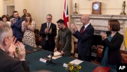 Члены правительства Великобритании приветствуют Владимира Зеленского. Лондон, 19 июля 2024 г.