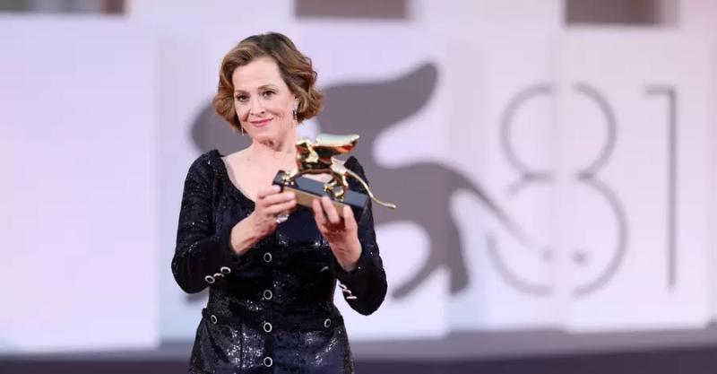 Звезда "Аватара" Сигурни Уивер получила "Золотого льва" на открытии Венецианского кинофестиваля