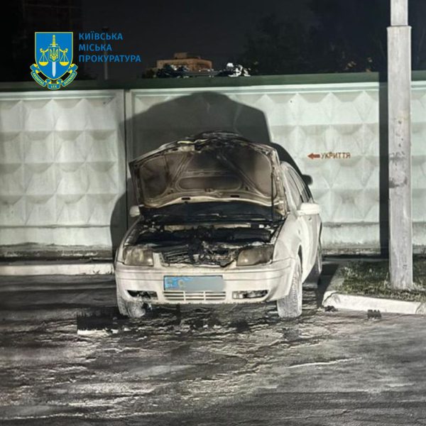 Хотел 6000 долларов: в Киеве задержали 20-летнего юношу, поджегшего полицейские машины2