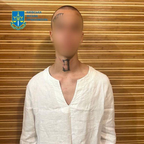 Хотел 6000 долларов: в Киеве задержали 20-летнего юношу, поджегшего полицейские машины1