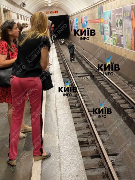 На станции метро в Киеве человек упал на пути1