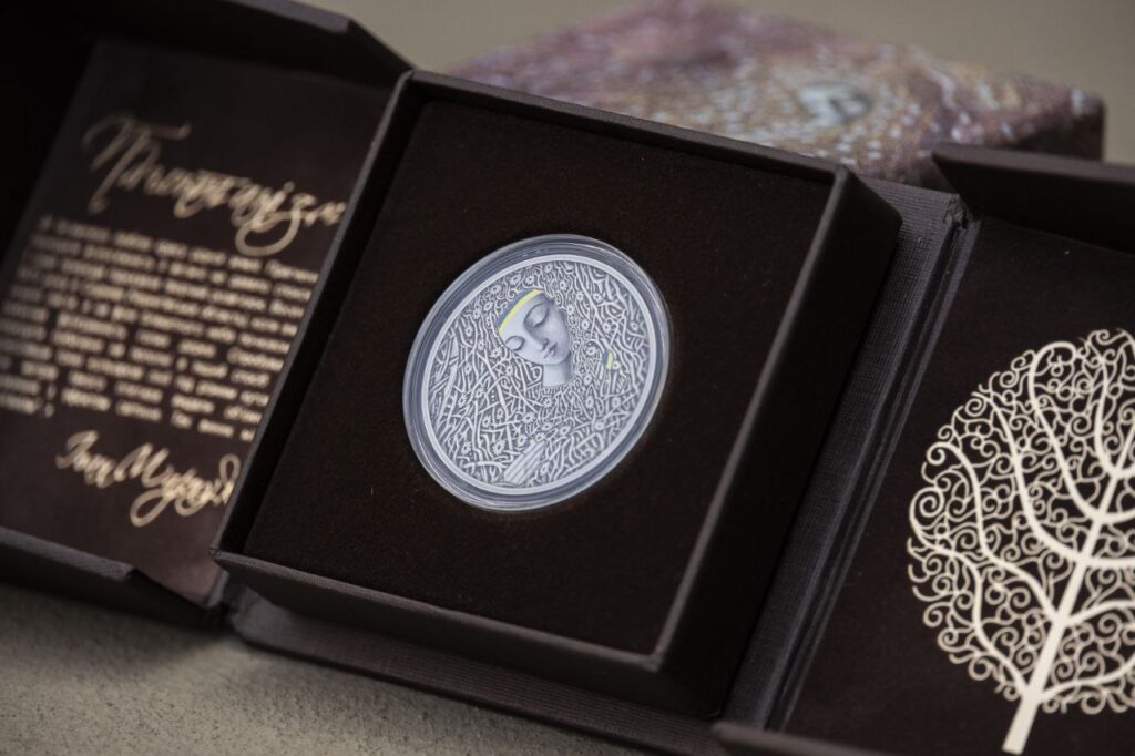 Памятная монета посвящена уникальной технике живописи Ивана Марчука