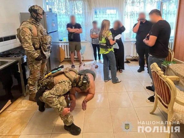 Уроженец РФ в Киеве организовал мошенническую группу, выманившую в военных десятки миллионов гривен1