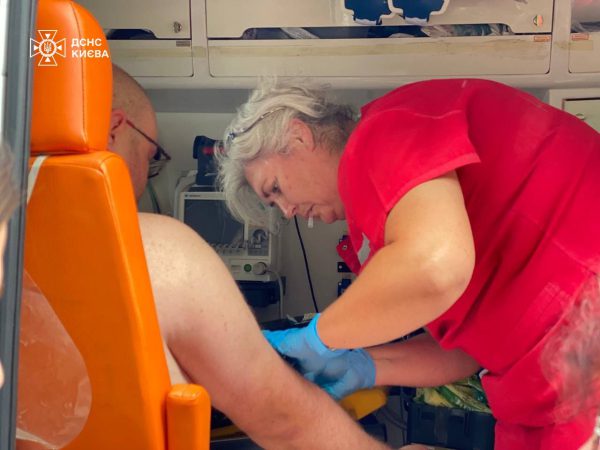 В Киеве обломки упавшего на дорогу дрона уничтожили автомобиль: пострадал водитель2